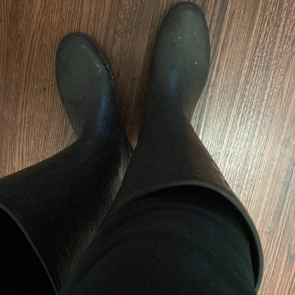 UGG rain boots in great shape - Picture 5 of 5